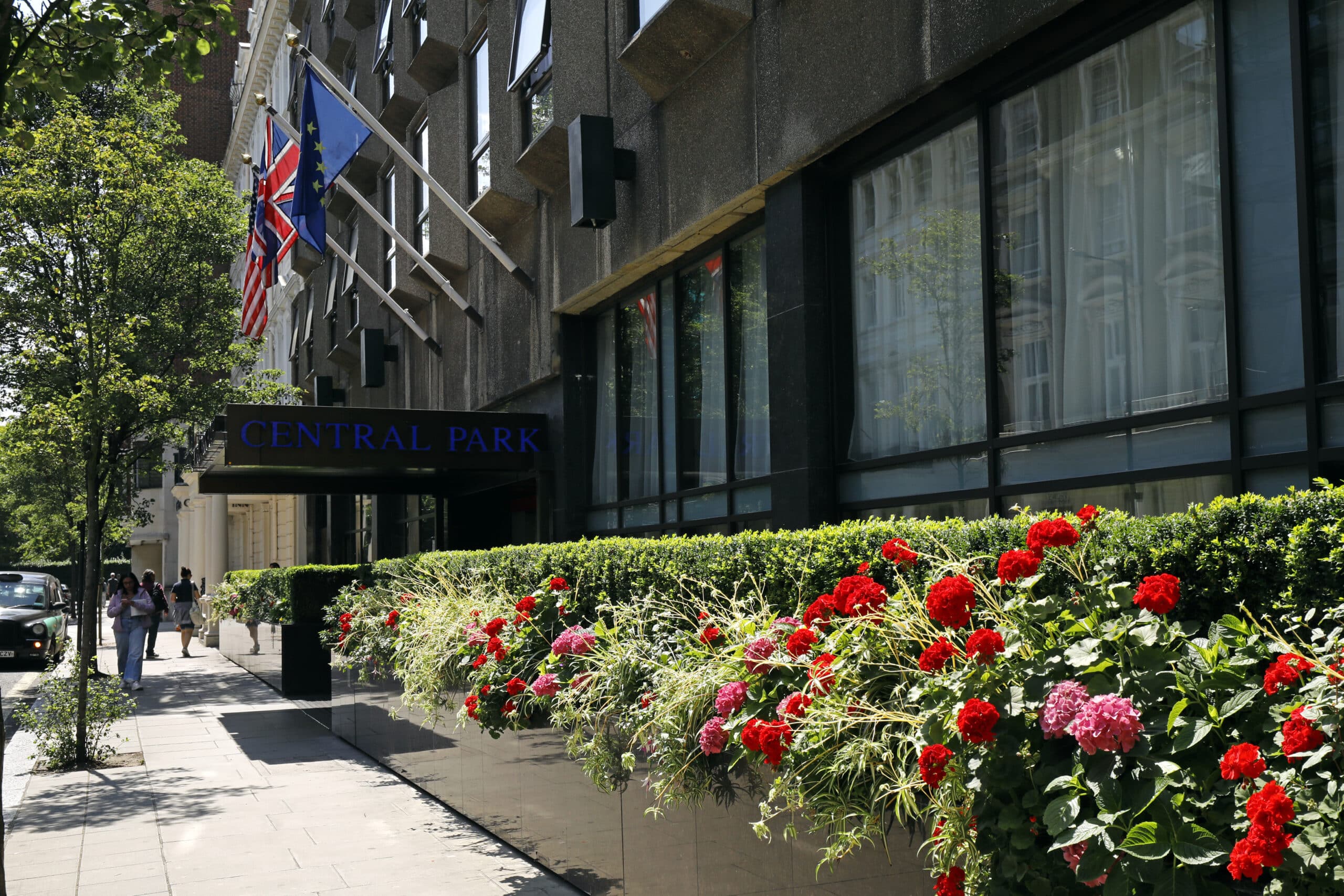 Central Park Hotel - Entrance flowers
